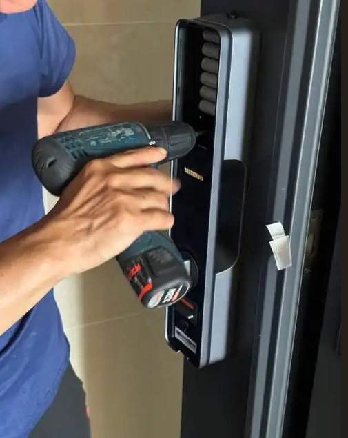 Intelligent door lock alkaline battery